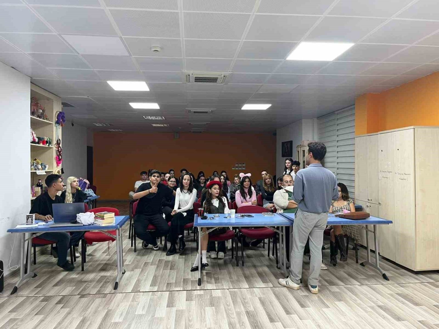 gonullu-gencler-tiyatro-sahnesi-icin-kollari-sivadi