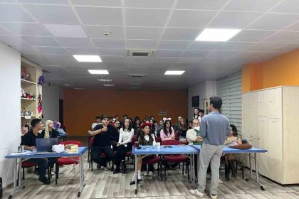 gonullu-gencler-tiyatro-sahnesi-icin-kollari-sivadi