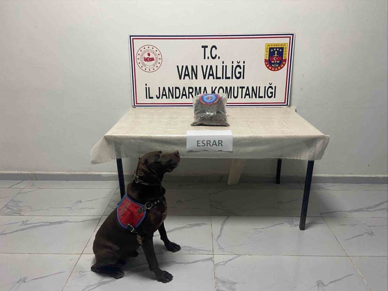 hakkaride-kubar-esrar-ele-gecirildi