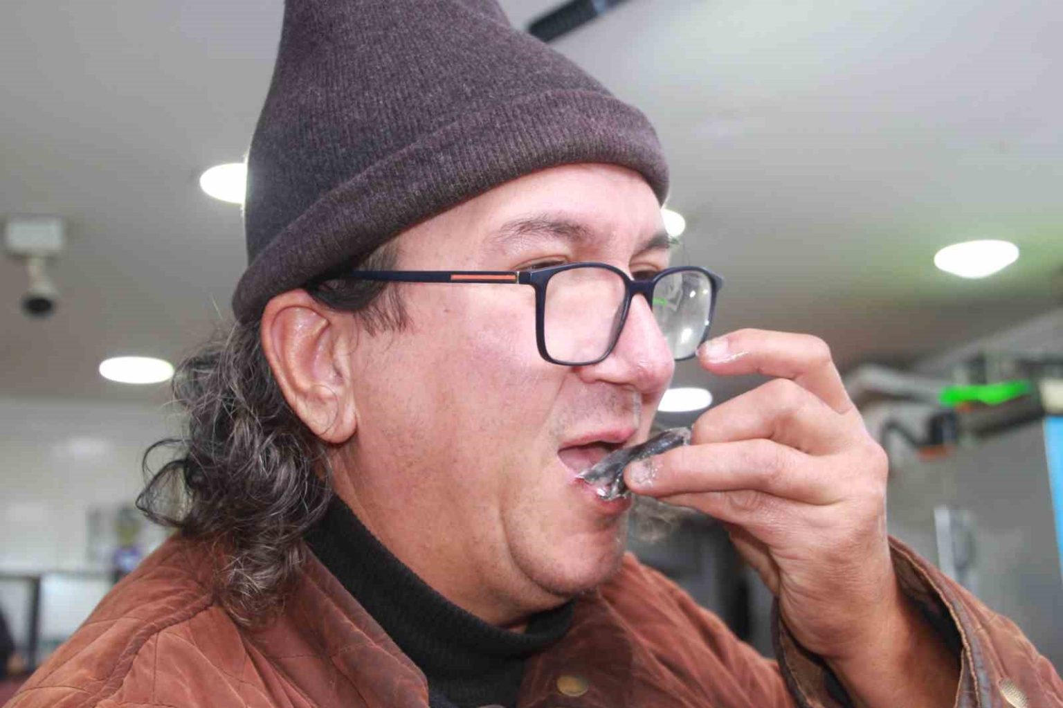 hamsi-70-liraya-dustu-vatandas-sevincten-cig-yedi