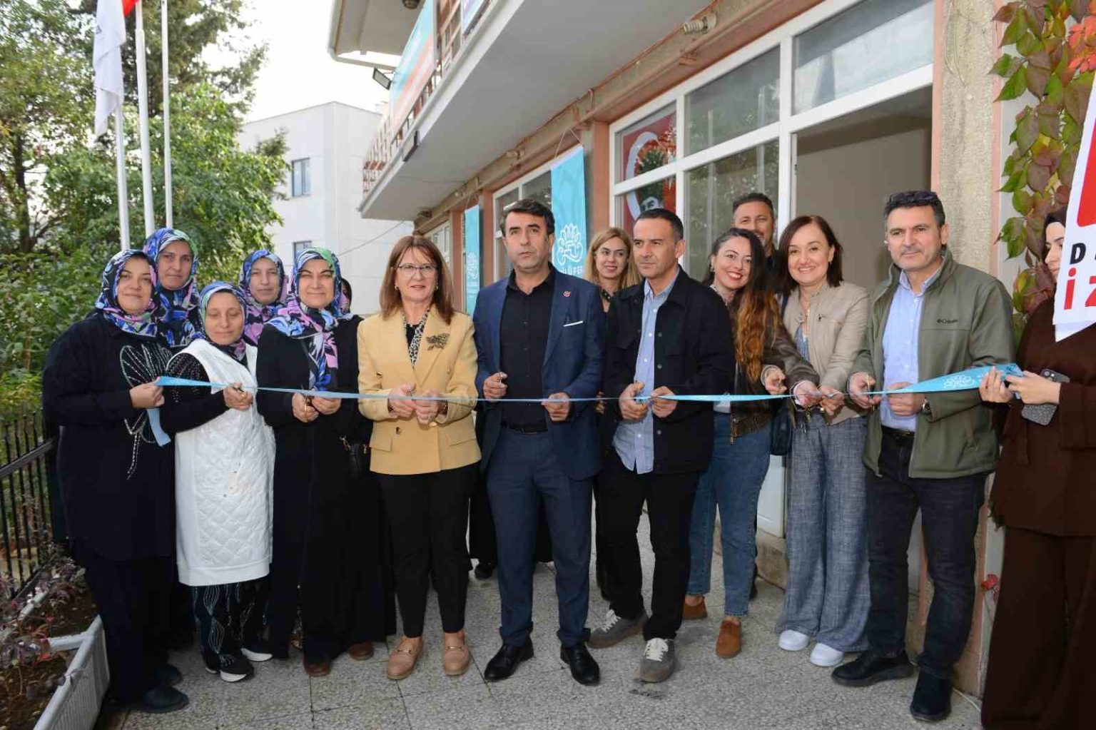 hasanaga-mahallesi-kadin-yardimlasma-ve-dayanisma-dernegi-hizmete-acildi