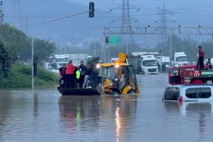 hatayda-denizde-hortum-cikti-karada-etkili-olan-yagis-sele-neden-oldu