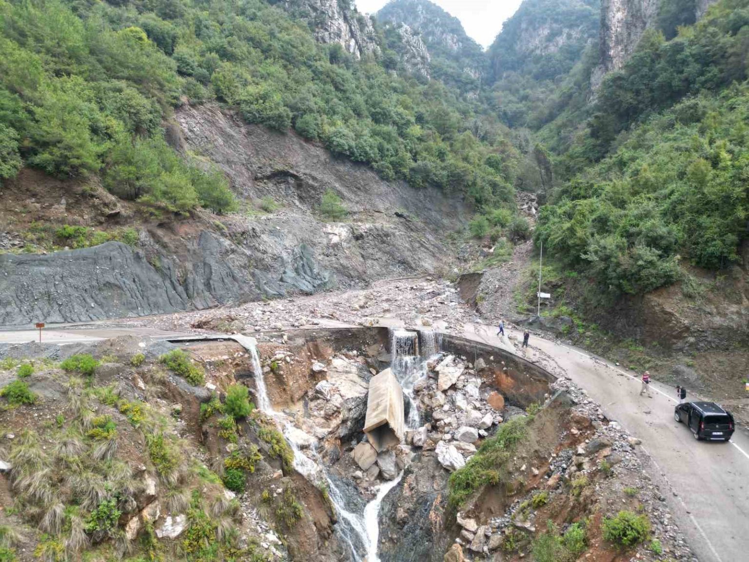 hatayda-siddetli-yagis-hayati-felc-etti-yaylalarda-yol-coktu-evler-zarar-gordu