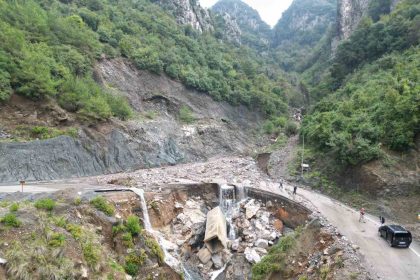 hatayda-siddetli-yagis-hayati-felc-etti-yaylalarda-yol-coktu-evler-zarar-gordu