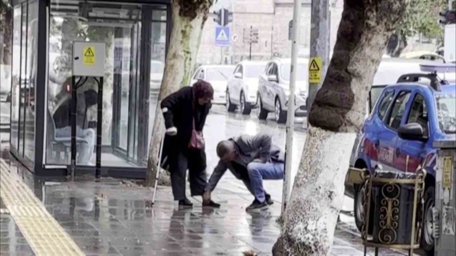 hayirli-evlat-bankaya-camurlu-girmesin-diye-annesinin-ayakkabisini-elleriyle-temizledi