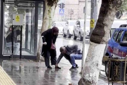 hayirli-evlat-bankaya-camurlu-girmesin-diye-annesinin-ayakkabisini-elleriyle-temizledi