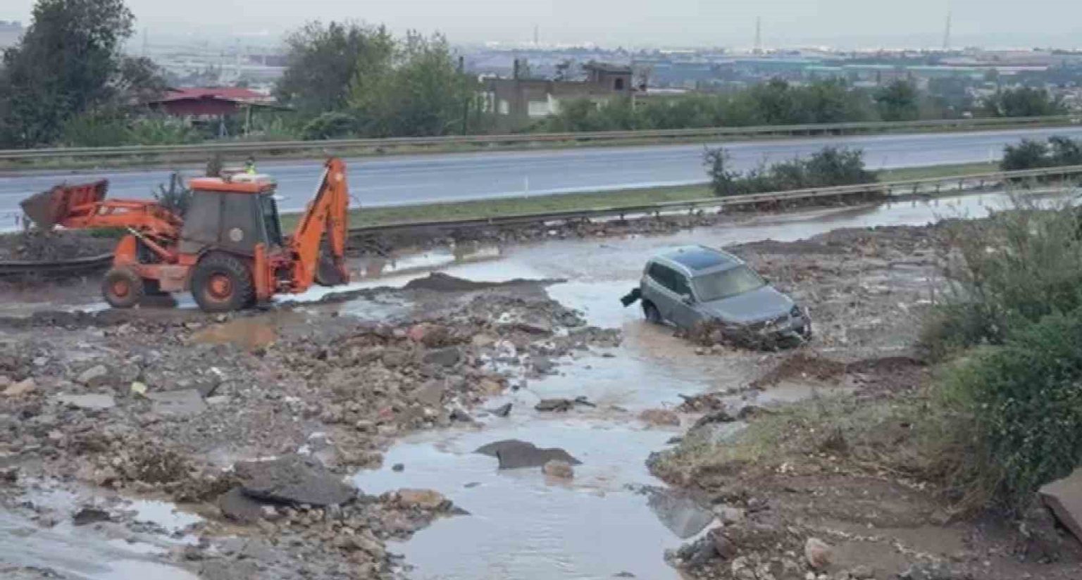 heyelanin-kapattigi-otoyolda-araclar-mahsur-kaldi