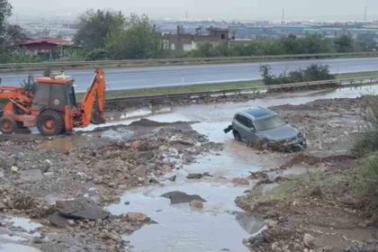 heyelanin-kapattigi-otoyolda-araclar-mahsur-kaldi