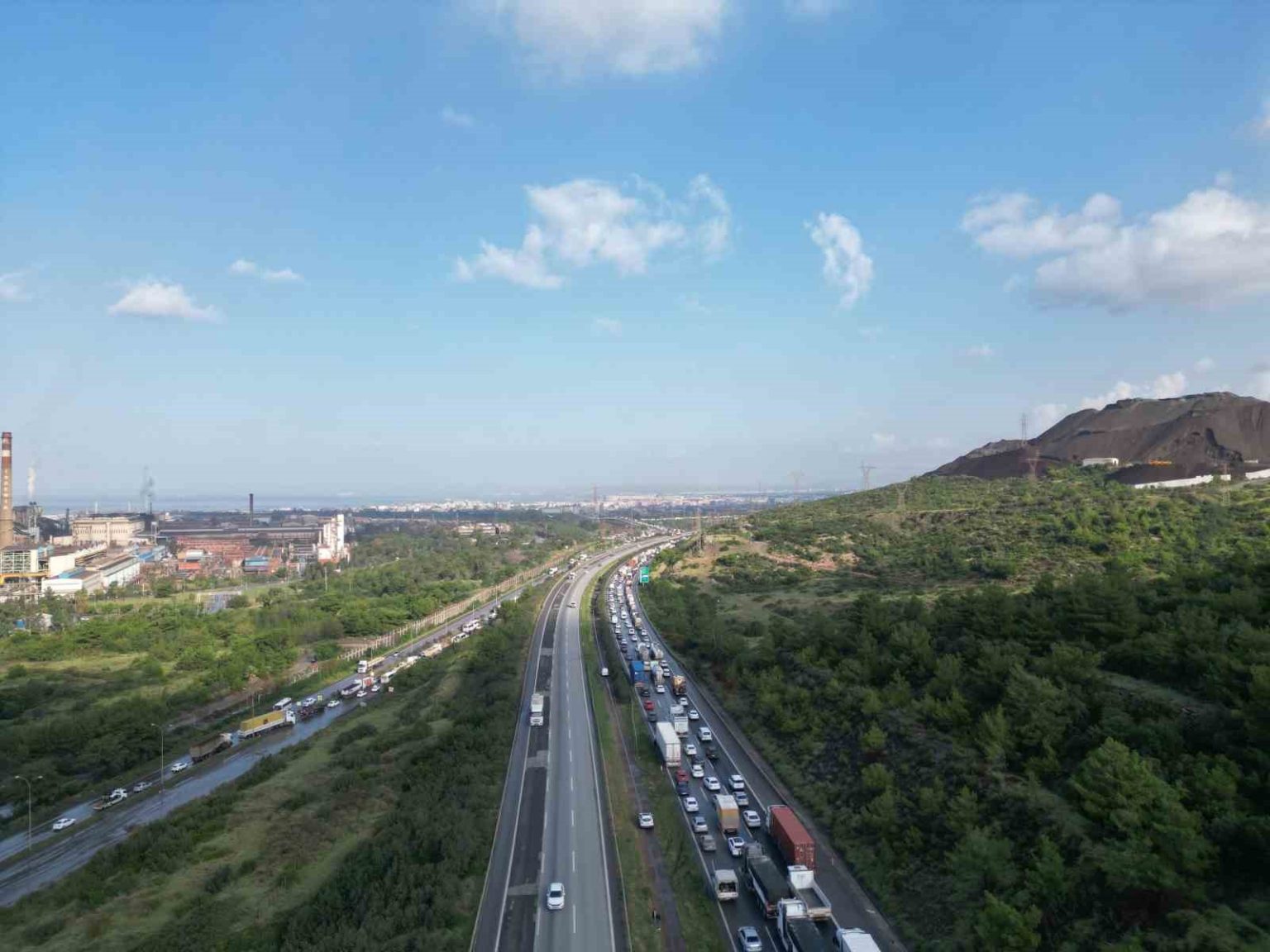 heyelanin-kapattigi-yolda-kilometrelerce-arac-kuyrugu-olustu