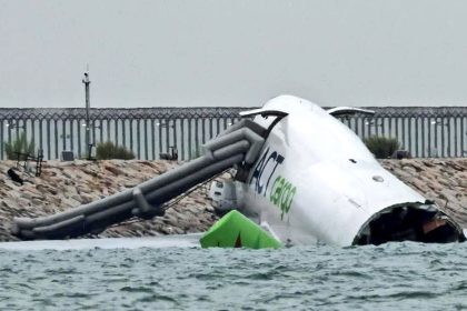 hong-konga-inisi-sirasinda-pistten-cikan-kargo-ucagi-denize-suruklendi