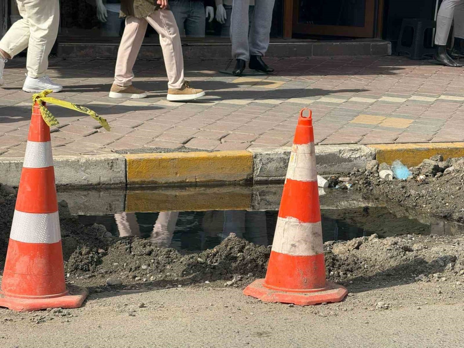 igdirda-su-patlagi-bir-aydir-bosa-akiyor-vatandas-tepkili