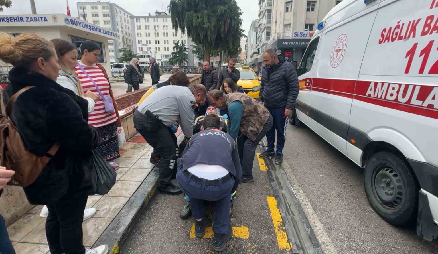 insanlik-olmemis-fenalasip-yere-dusen-kisiye-ilk-yardim-vatandaslardan