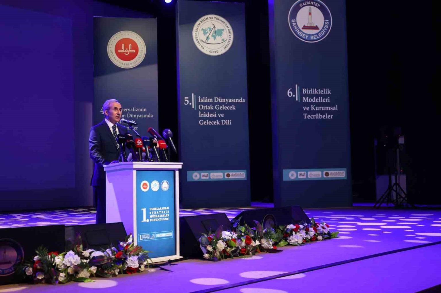 islam-dunyasinin-gelecegi-gaziantepte-masaya-yatirilacak