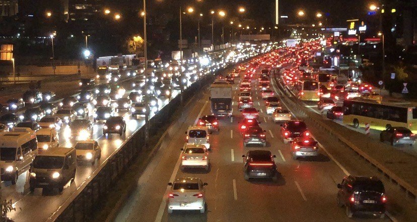 istanbulda-haftanin-ilk-mesai-gununde-aksam-trafigi-yuzde-78e-ulasti