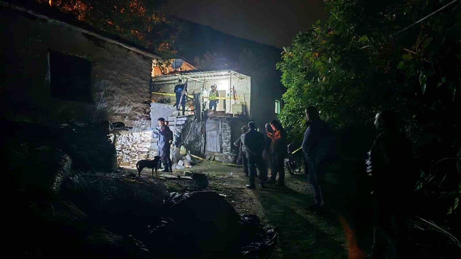 izmirde-aile-faciasi-oglunu-oldurdu-esini-agir-yaraladi