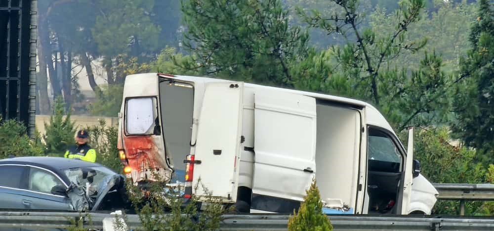 izmirde-zincirleme-trafik-kazasi-1-olu-3-yarali