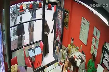 kadinlar-cocuga-dukkandaki-kasadan-3-bin-lirayi-boyle-caldirdi