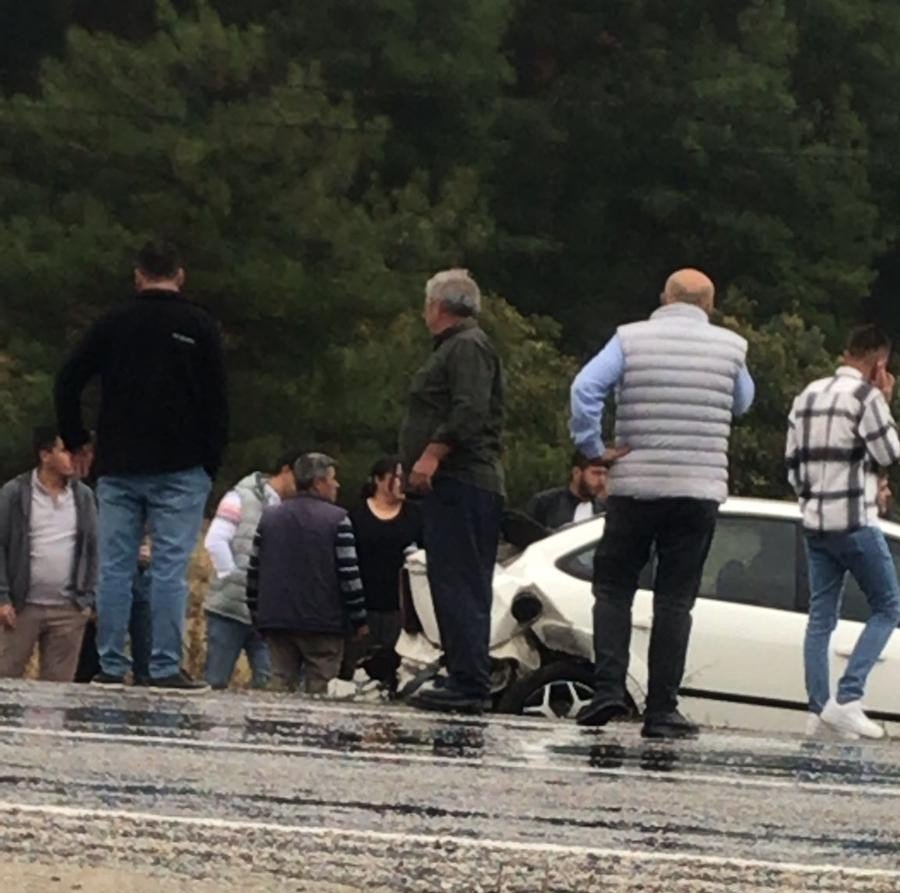 kamyonet-ile-otomobilin-carpistigi-kazada-5-kisi-yaralandi