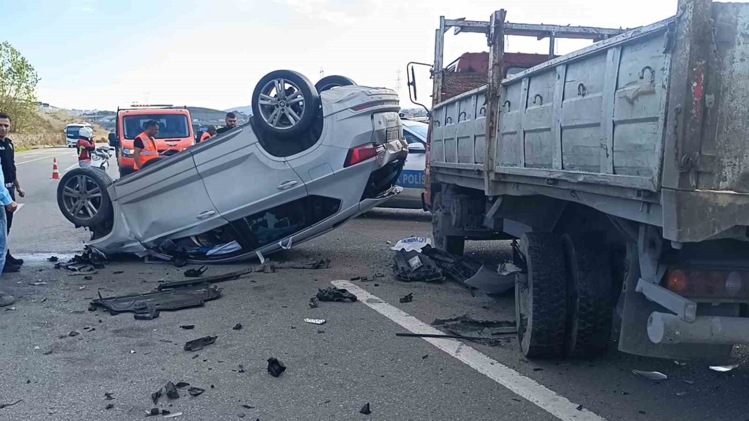 kamyonete-carpan-arac-takla-atti-2-yarali