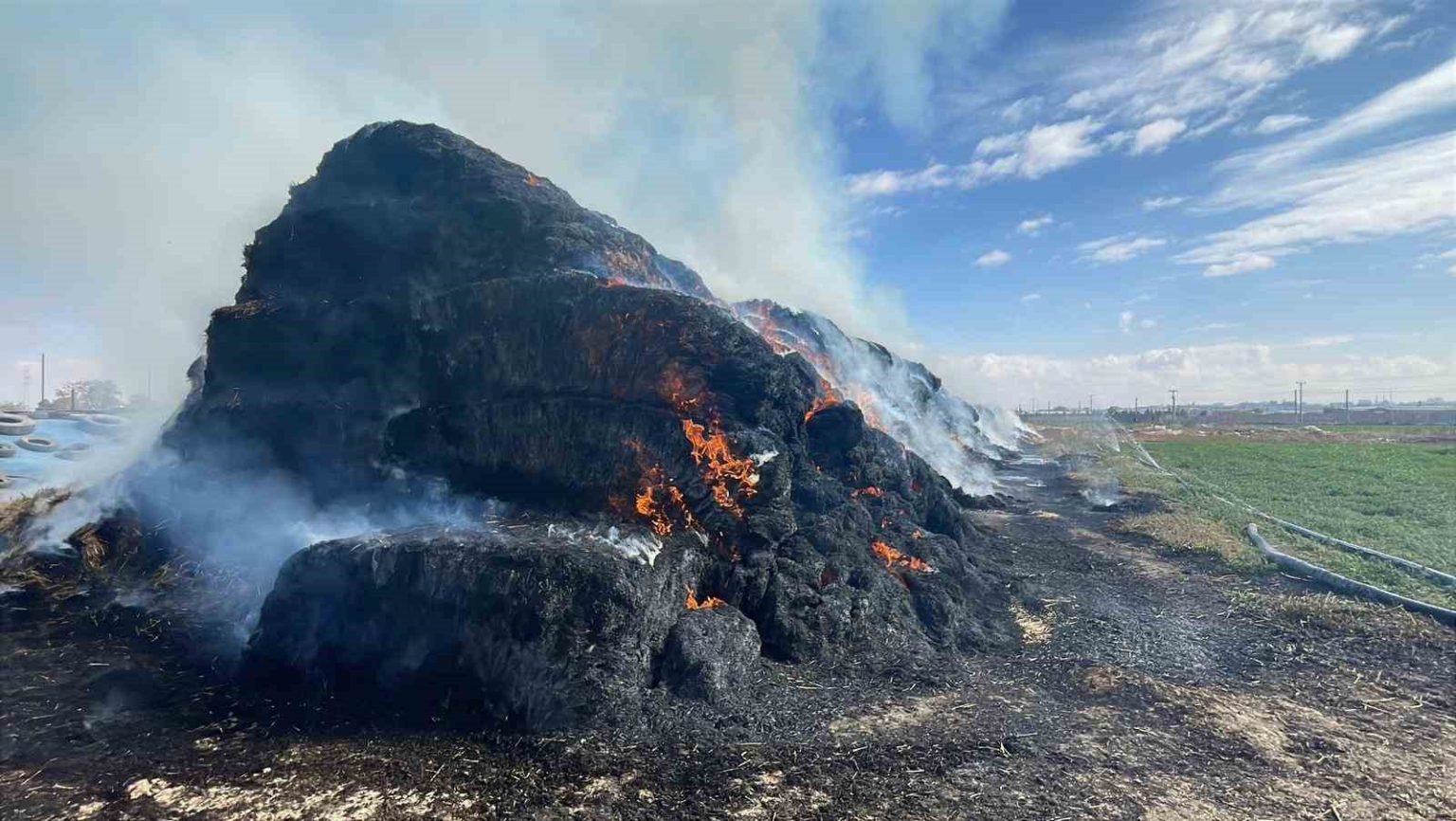 karamanda-300-ton-saman-balyasi-kul-oldu
