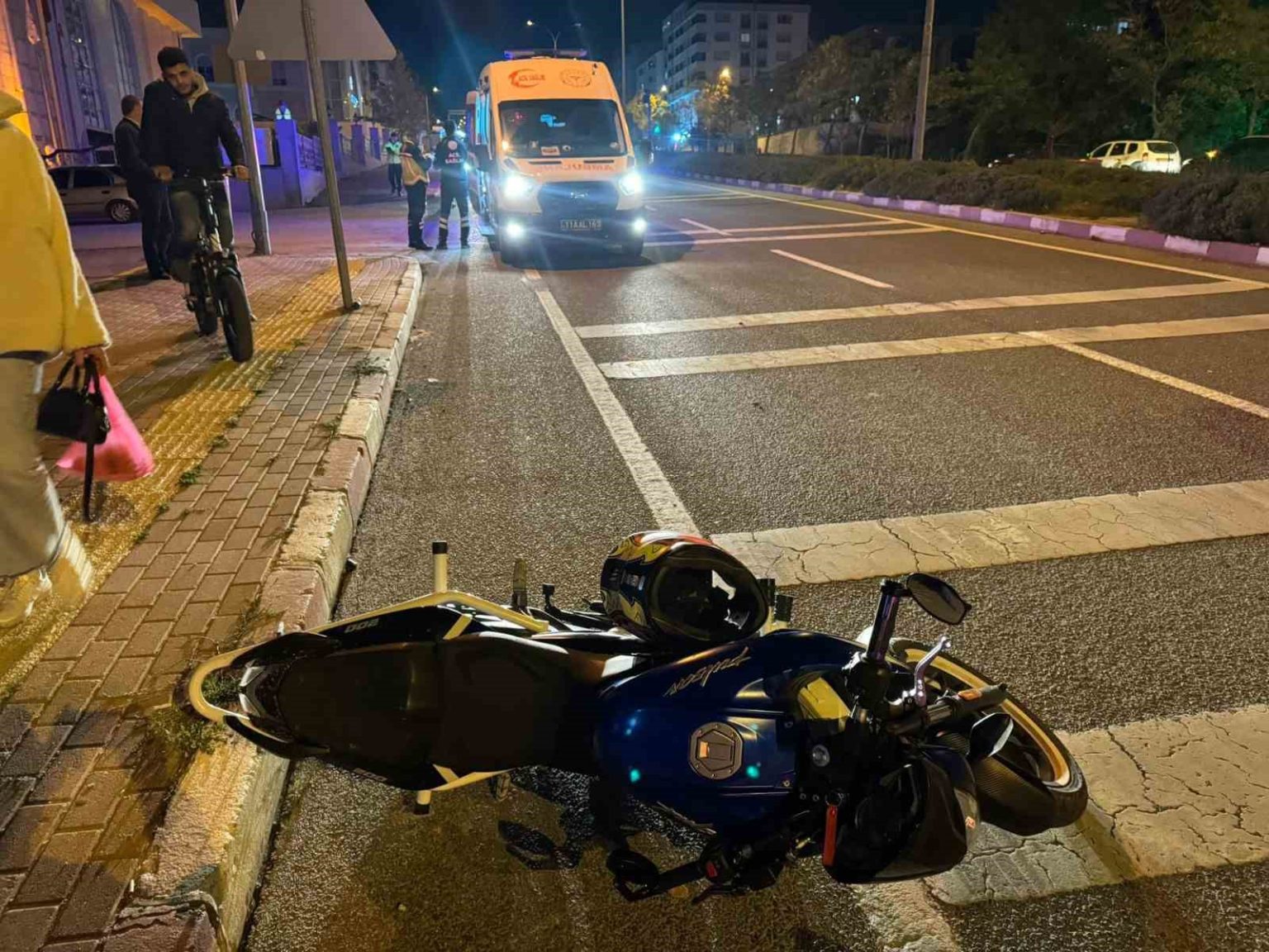 karsidan-karsiya-gecmeye-calisan-yayaya-motosiklet-carpti-2-yarali