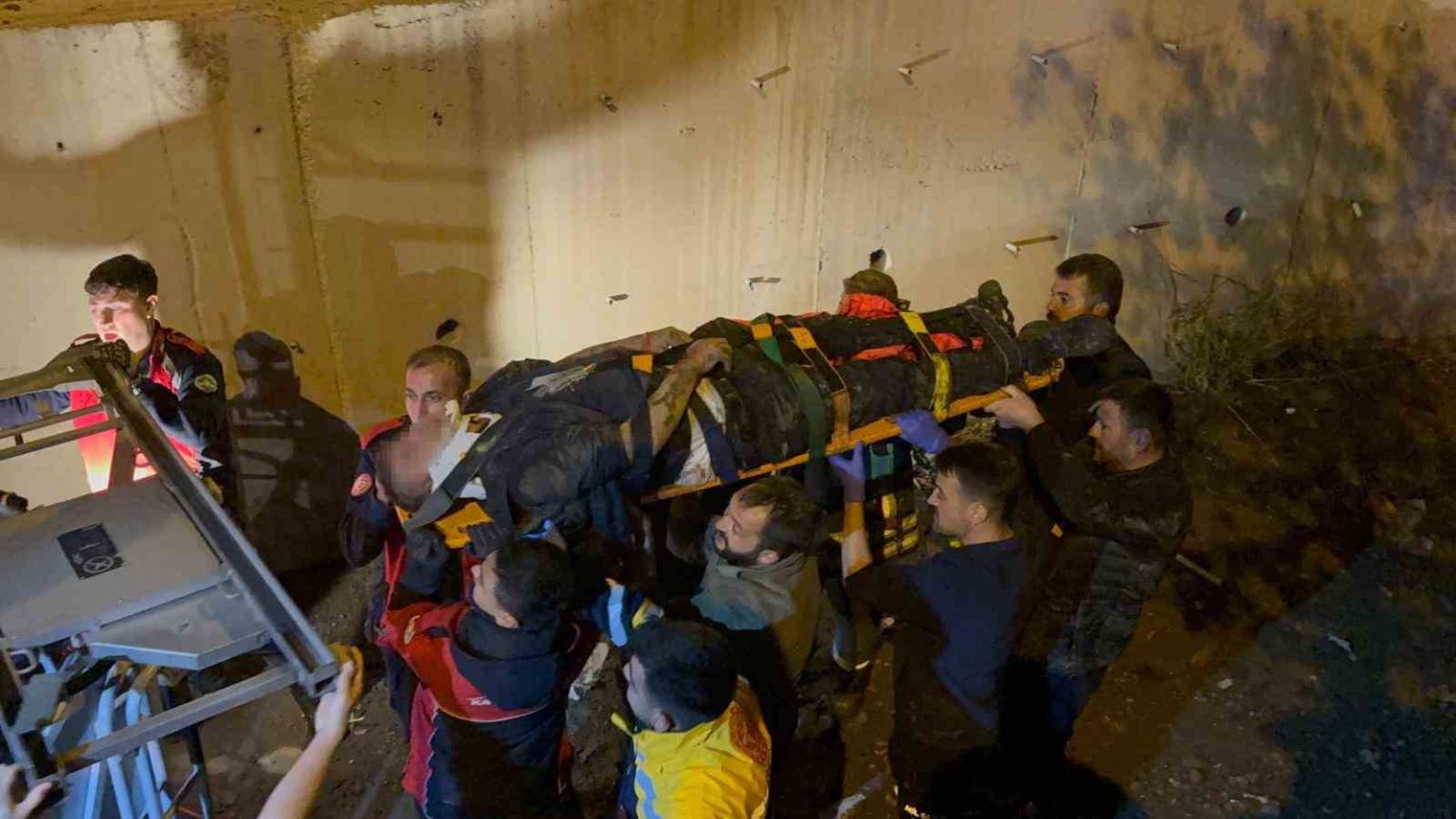 kayseride-kamyonet-kanala-uctu-1i-agir-2-yarali