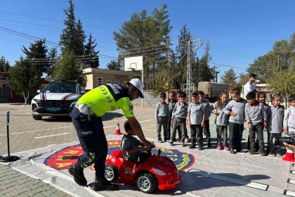 kiliste-ilkokul-ogrencilerine-mobil-trafik-araciyla-egitim-verildi