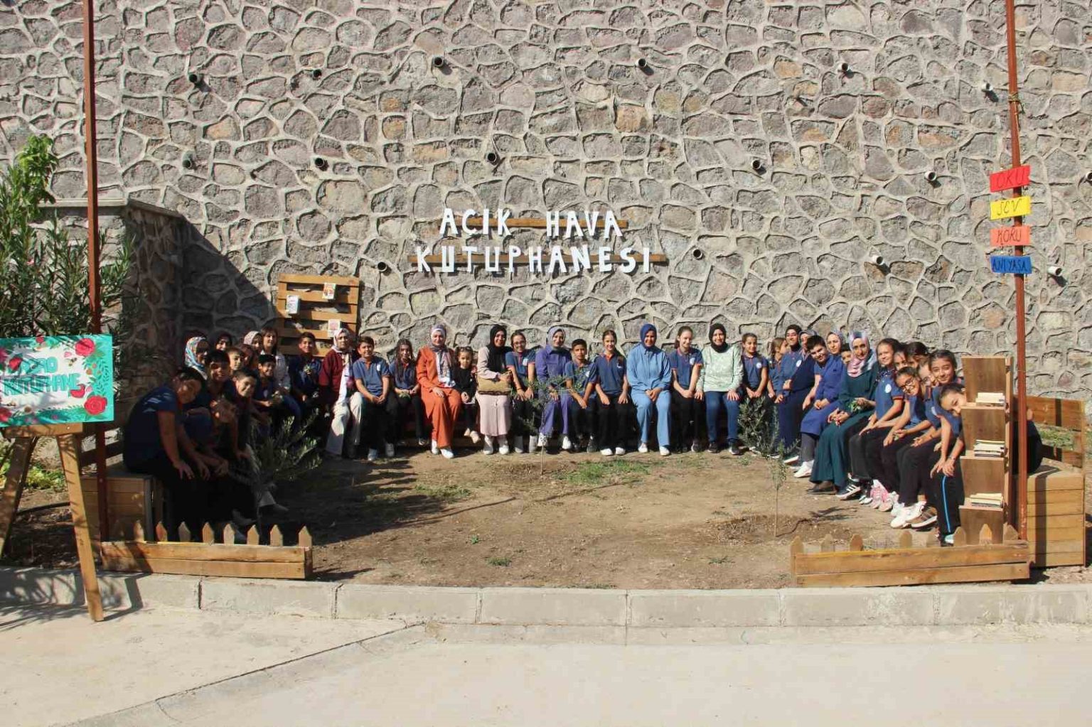 manisada-egitim-dogayla-butunlesti-telefon-yerine-kitap-ekran-yerine-doga