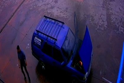 manisali-aile-alev-alan-otomobilden-son-anda-kurtuldu