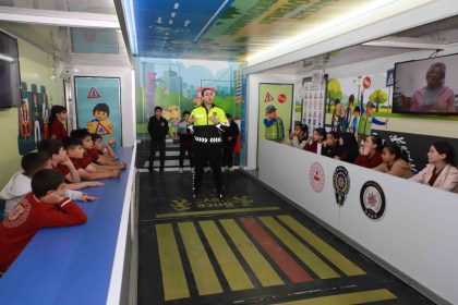 mobil-trafik-egitim-tiri-hakkaride-ogrencilerle-bulustu