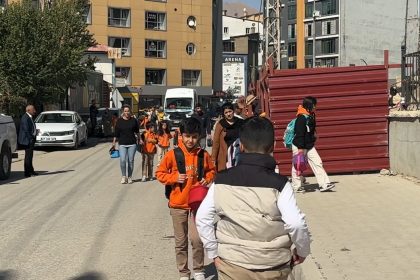 okul-yolundaki-kaldirimin-kapatilmasina-tepki-kaldirimi-ogrencilere-acin