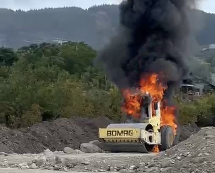 osmaniyede-santiyede-is-makinasinda-cikan-yangin-sonduruldu