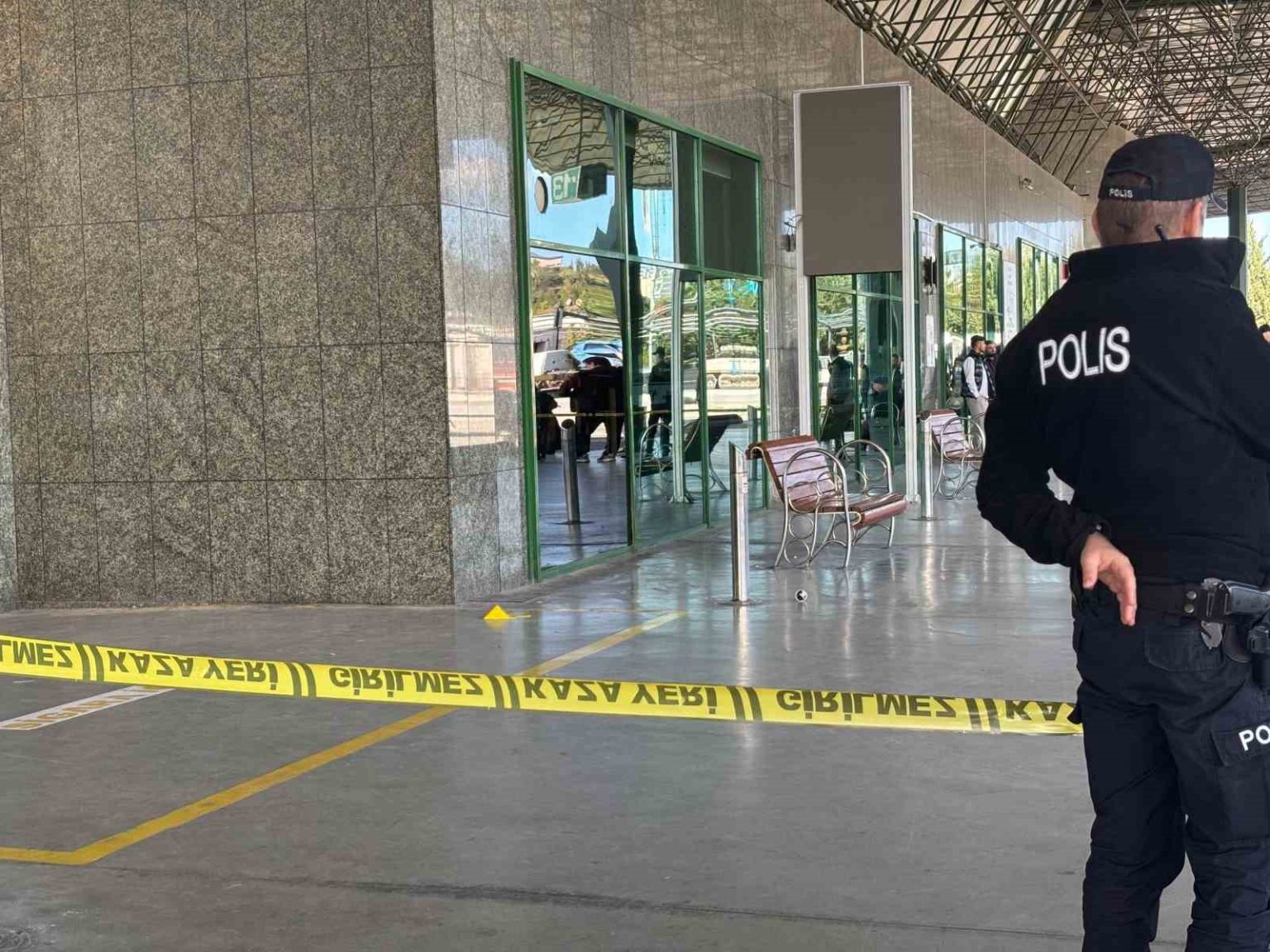 otogarda-etrafa-rastgele-ates-acan-uzman-cavus-bacagindan-vuruldu