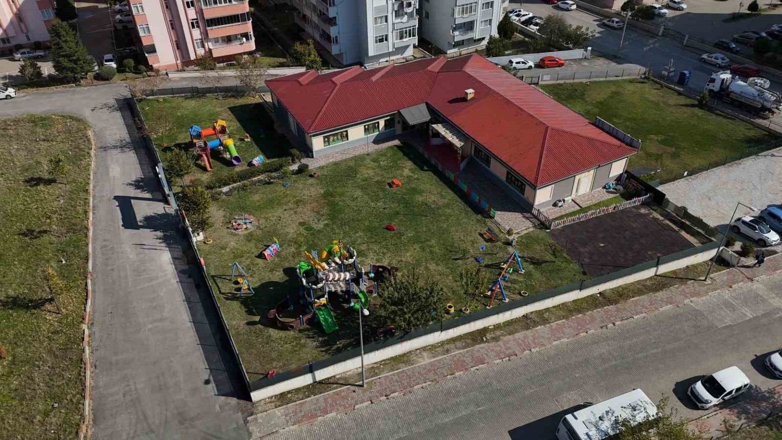 ozel-kresin-ogretmeni-cocuga-felaketi-yasatti-iddiaya-gore-ogretmen-cocugun-kolunu-isirdi