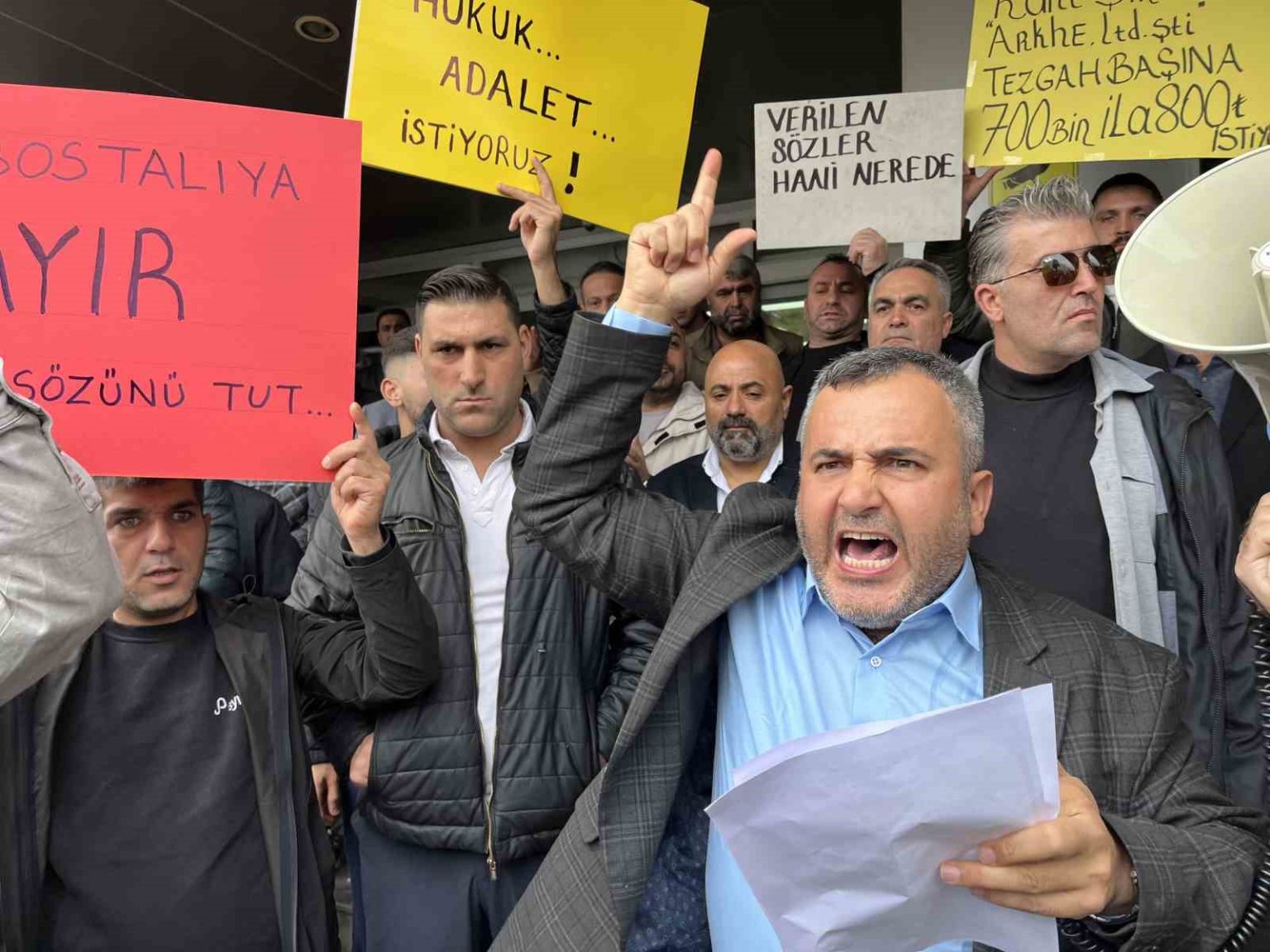 pazarci-esnafindan-karsiyaka-belediyesi-onunde-eylem