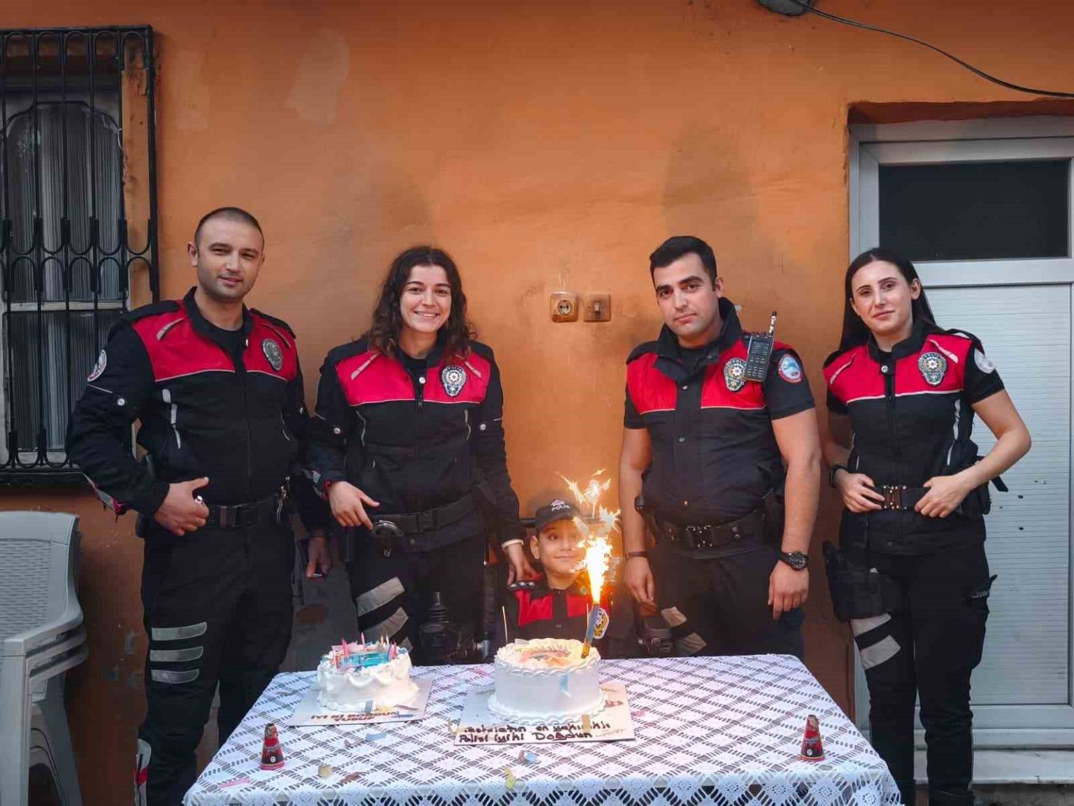 polis-sirenleri-bu-kez-ozel-gereksinimli-cocuga-surpriz-icin-caldi
