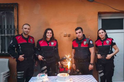 polis-sirenleri-bu-kez-ozel-gereksinimli-cocuga-surpriz-icin-caldi