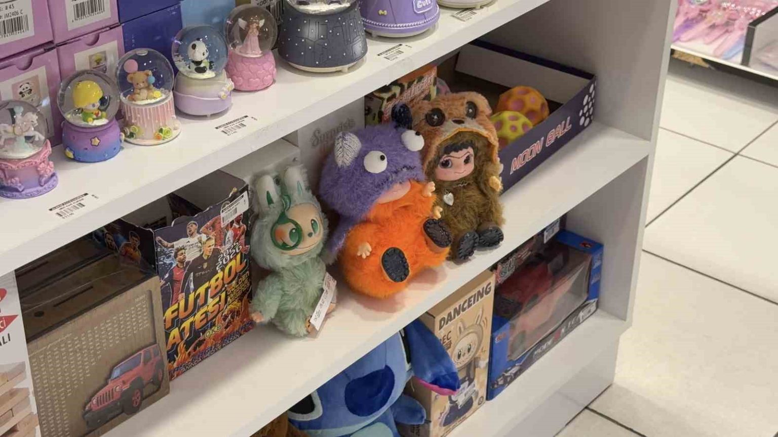 populer-oyuncak-labubu-cilginligi-hirsizlikla-bitti-o-anlar-kameraya-yansidi