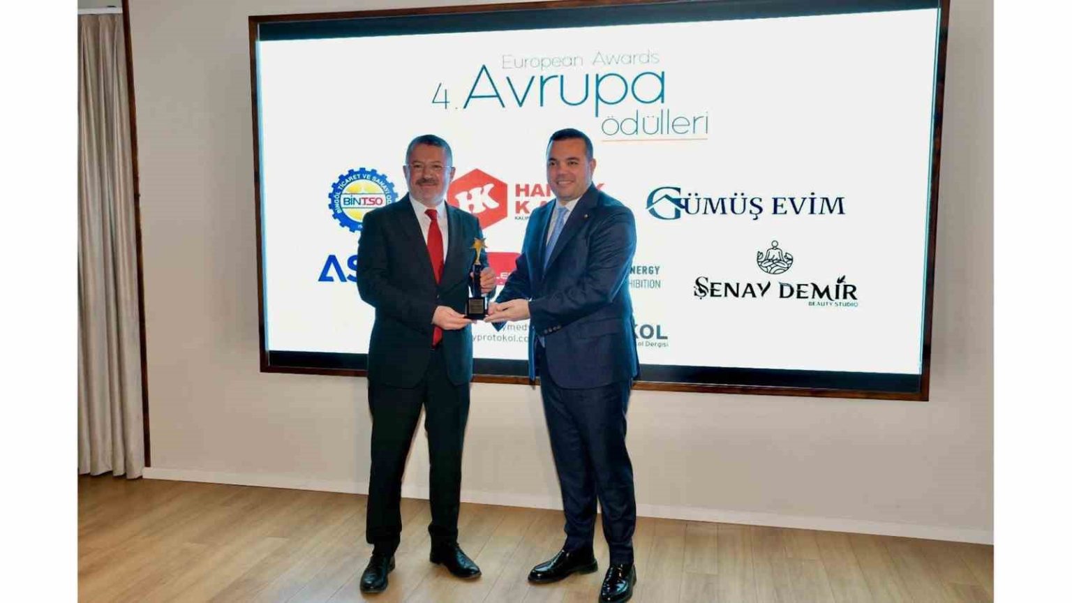 rektor-kirisik-sosyalfest-yilin-en-basarili-projesi-odulunu-aldi