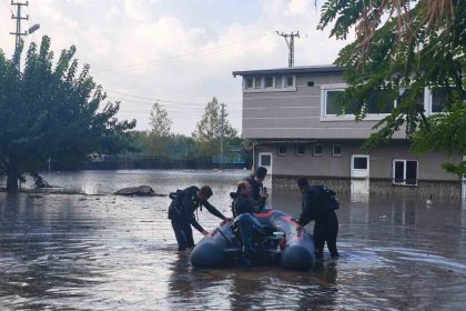 saganak-yagisla-evlerinde-mahsur-kalan-vatandaslar-botla-kurtarildi