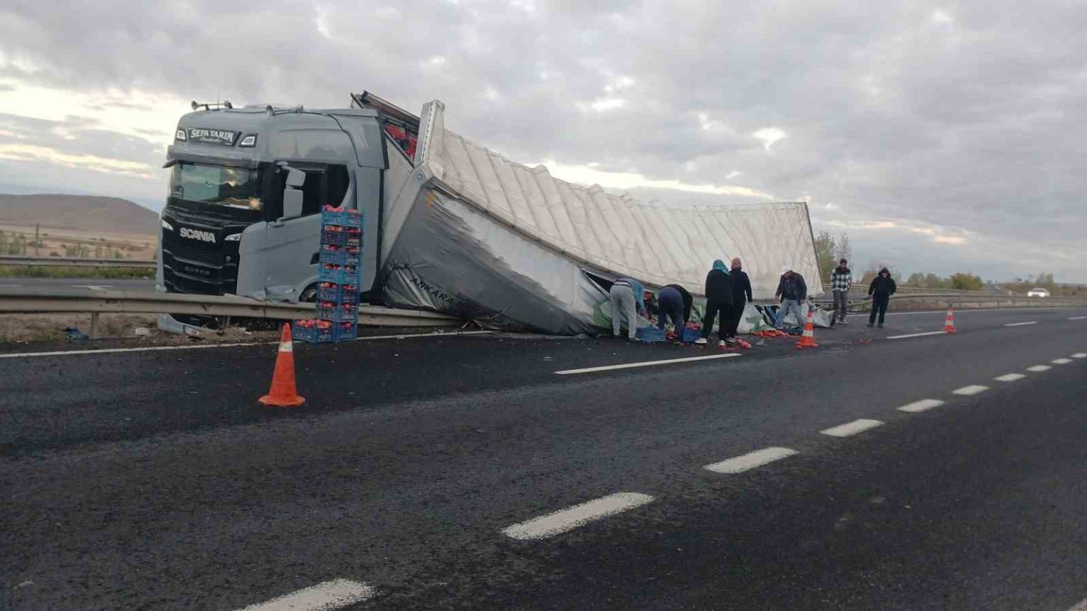 sivrihisarda-sebze-yuklu-tir-devrildi