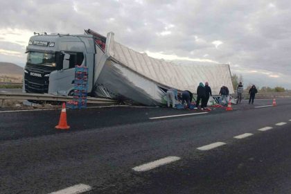 sivrihisarda-sebze-yuklu-tir-devrildi