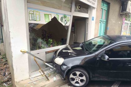 tekirdagda-otomobil-dukkana-girdi