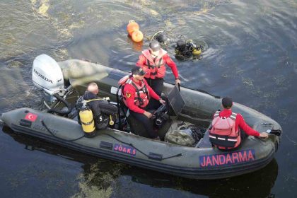 tel-orguye-sarilip-80-kiloluk-tasla-suya-atilan-kadinin-olumuyle-ilgili-yargilama-devam-etti