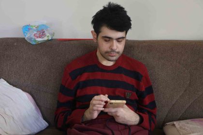 telefon-bagimlisi-gencten-ailelere-tavsiye-kucukken-cocuklara-telefon-vermeyin