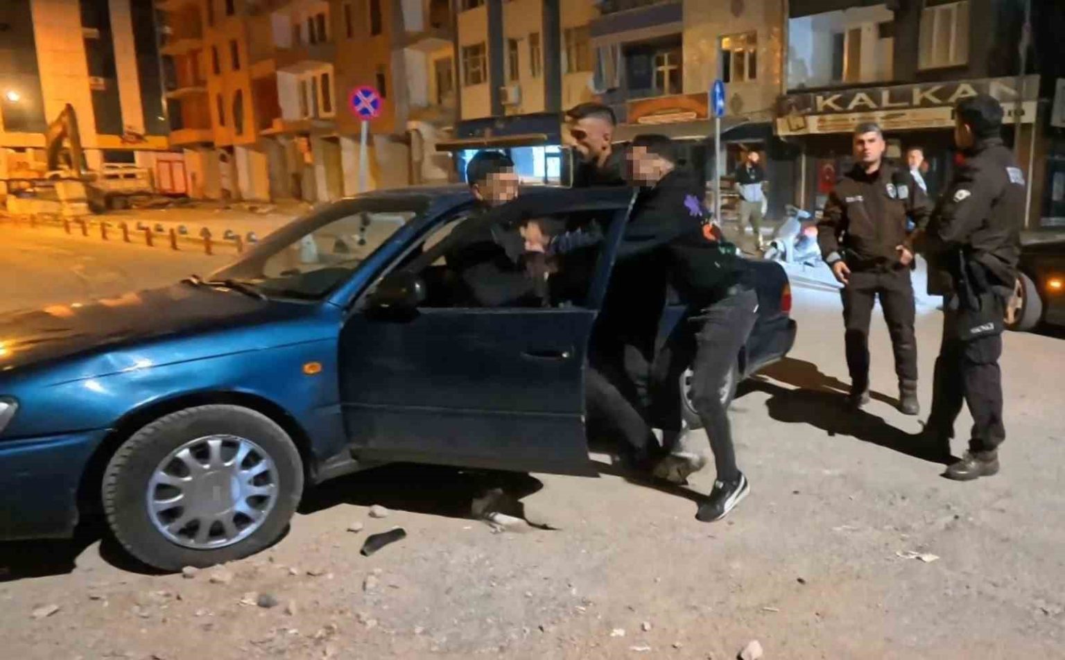 tukuruk-yuzunden-kavga-cikti-alkollu-sahsi-yakinlari-bile-sakinlestiremedi