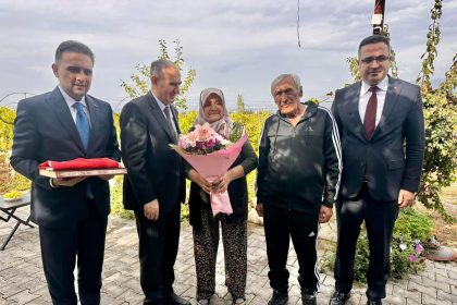 vali-ozkan-ve-beraberindekilerden-sehit-ailesine-anlamli-ziyaret