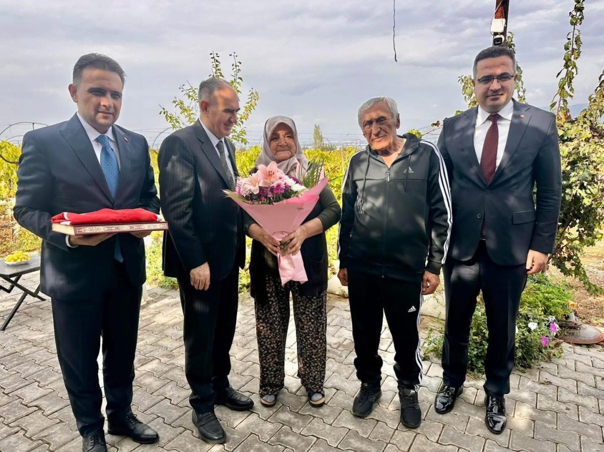 vali-ozkan-ve-beraberindekilerden-sehit-ailesine-anlamli-ziyaret