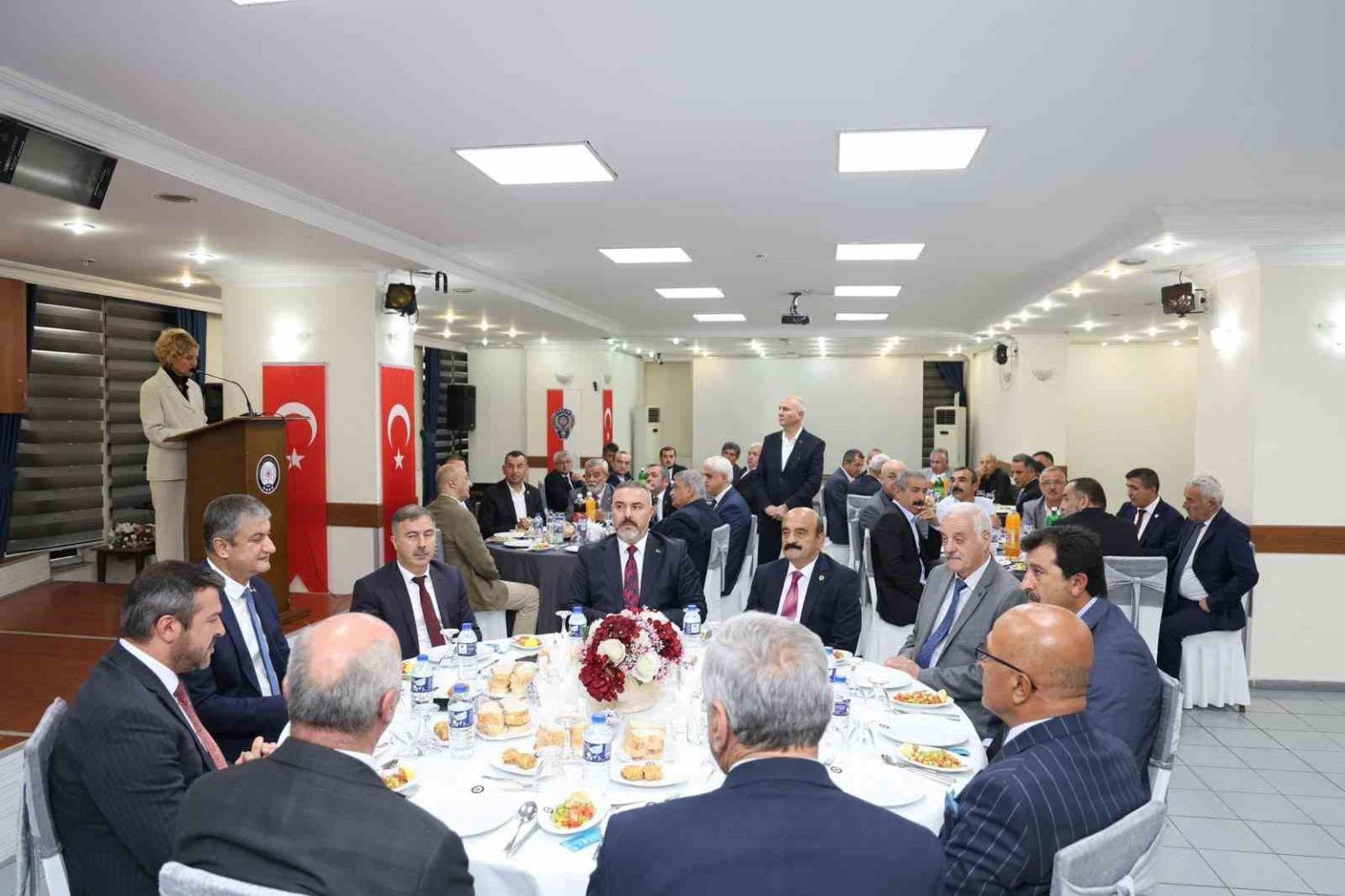 vali-yavuz-muhtarlarla-bir-araya-geldi