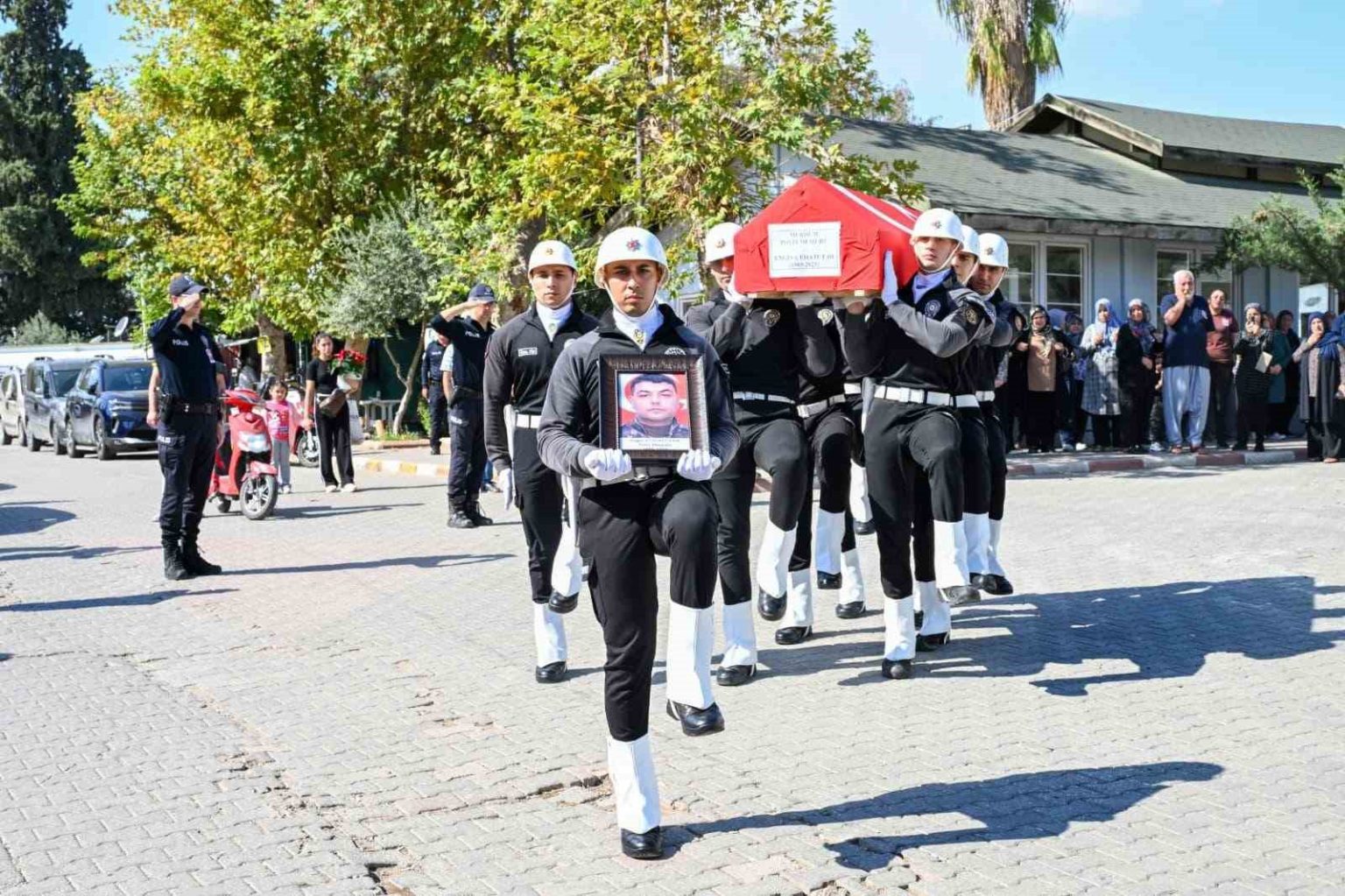yanginda-olen-polis-memuru-adanada-topraga-verildi